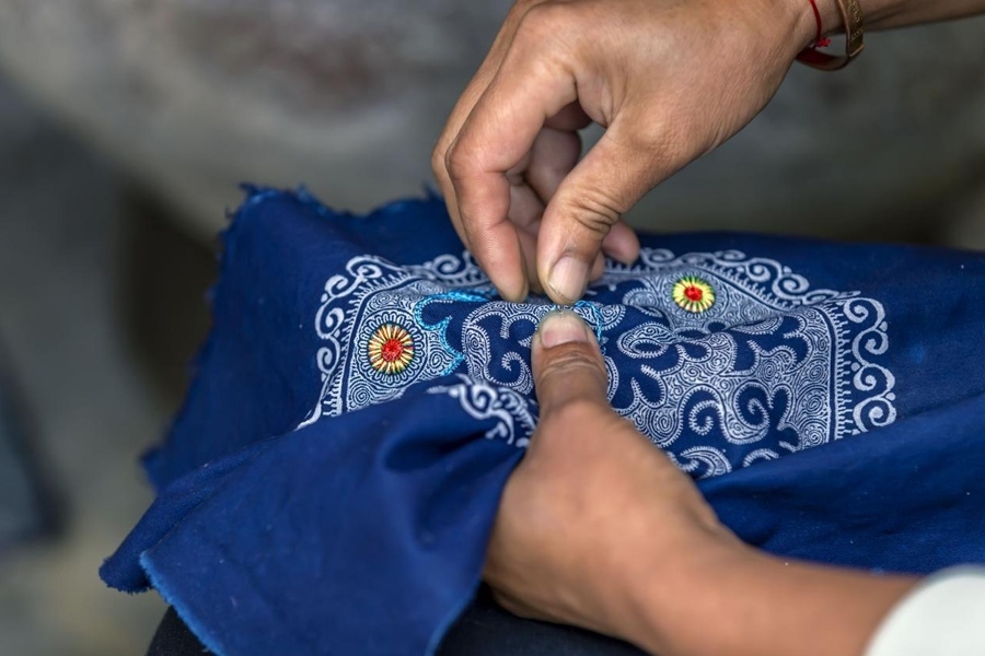 在貴州省黔西市新仁苗族鄉(xiāng)化屋村，村民在制作苗繡。新華社記者 范暉 攝