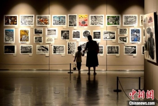 圖為家長帶著孩子參觀展覽。呂明 攝