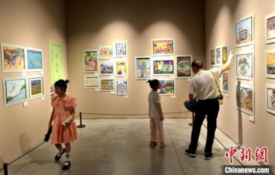 圖為家長帶著孩子參觀展覽。呂明 攝