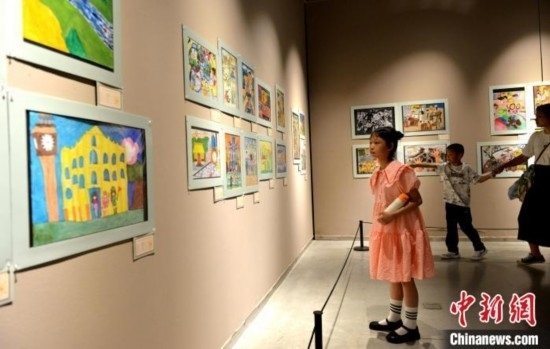 圖為家長帶著孩子參觀展覽。呂明 攝