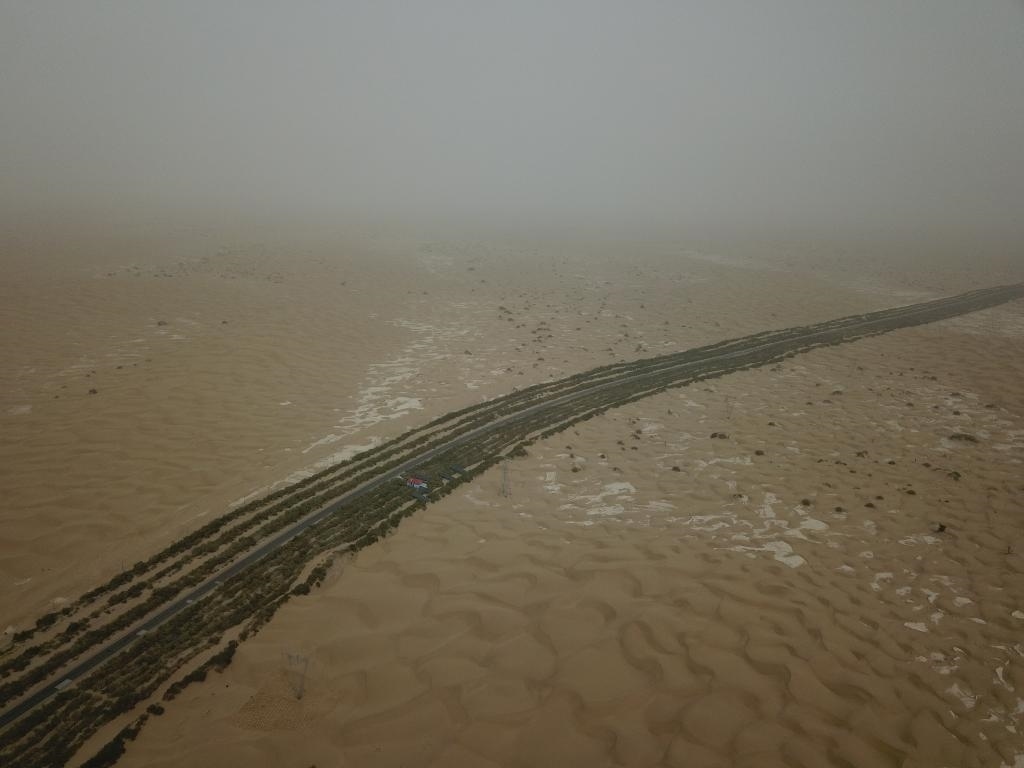 這是2019年8月12日拍攝的塔里木沙漠公路兩側(cè)的綠色屏障（無(wú)人機(jī)照片）。新華社記者宿傳義攝