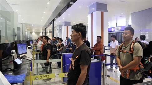 6月13日，乘坐中老鐵路國際旅客列車的旅客在磨憨邊檢大廳排隊候檢。李揚 攝