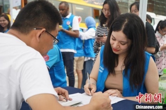 6月13日，在第20個(gè)世界獻(xiàn)血者日前夕，20名在贛留學(xué)生組團(tuán)前往血站獻(xiàn)血。吳迪 攝