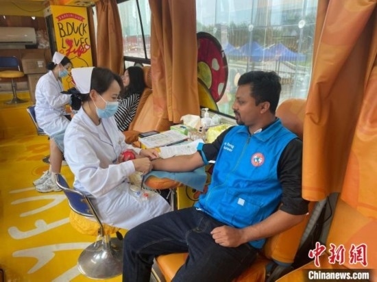 6月13日，在第20個(gè)世界獻(xiàn)血者日前夕，20名在贛留學(xué)生組團(tuán)前往血站獻(xiàn)血。吳迪 攝