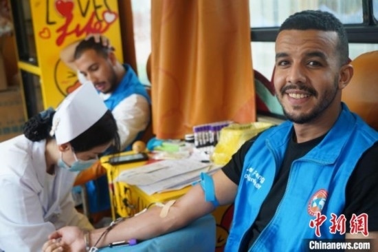 6月13日，在第20個(gè)世界獻(xiàn)血者日前夕，20名在贛留學(xué)生組團(tuán)前往血站獻(xiàn)血。吳迪 攝