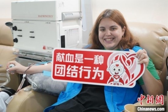 6月13日，在第20個(gè)世界獻(xiàn)血者日前夕，20名在贛留學(xué)生組團(tuán)前往血站獻(xiàn)血。吳迪 攝