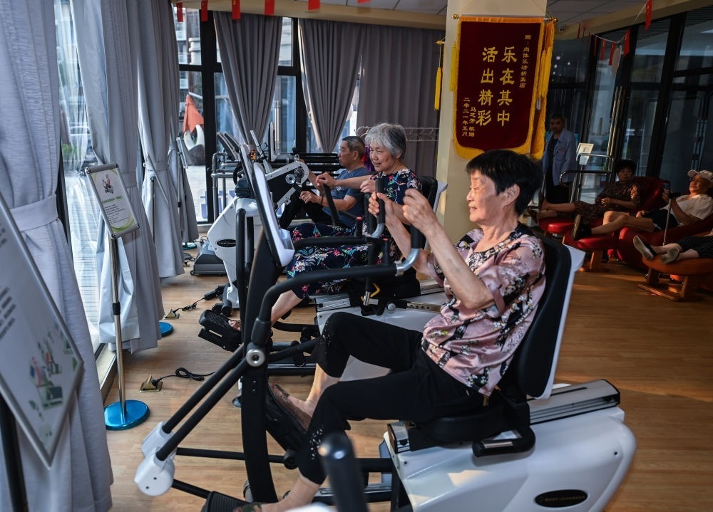 在浙江嘉興市南湖區(qū)新嘉街道電子社區(qū)鄰里中心的長者運動健康之家內，老人們在進行器械鍛煉（2023年6月14日攝）。新華社記者 徐昱 攝