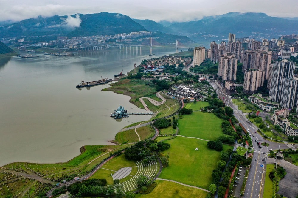 這是2023年6月7日拍攝的位于重慶市云陽縣的云陽城區(qū)環(huán)湖綠道（無人機照片）。當?shù)貙⑸鷳B(tài)治理與生態(tài)修復結合起來，兼顧城市旅游和運動休閑等功能需要，打造環(huán)縣城兩江四岸33公里綠道。新華社記者 唐奕 攝