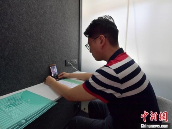 學(xué)生通過“云面試空間”進(jìn)行求職面試。劉棟 攝