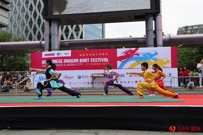 中華武術(shù)表演吸引了眾多英國(guó)觀眾。人民網(wǎng)記者 邢雪攝