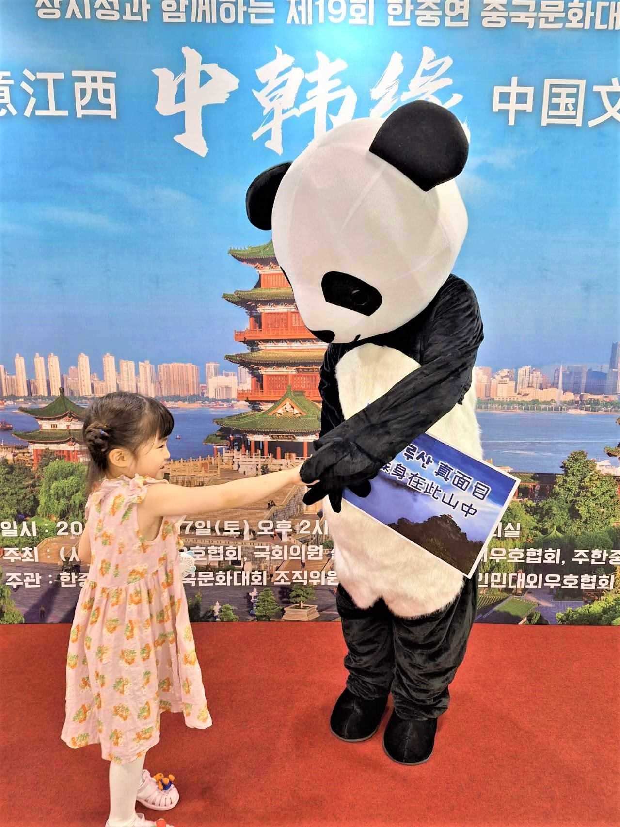 “詩意江西”——第十九屆“中韓緣”中國(guó)文化大賽決賽暨頒獎(jiǎng)典禮17日在韓國(guó)國(guó)會(huì)議員會(huì)館舉行。韓中文化友好協(xié)會(huì)供圖