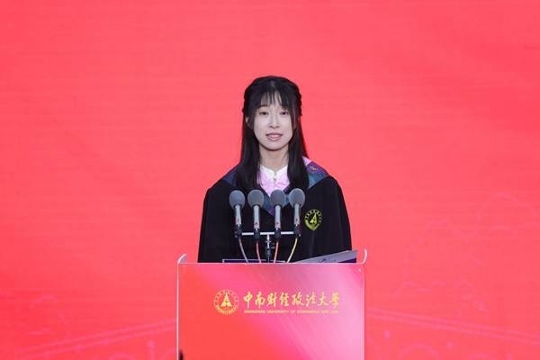 王若研在畢業(yè)典禮上發(fā)言。崔楨楨 攝