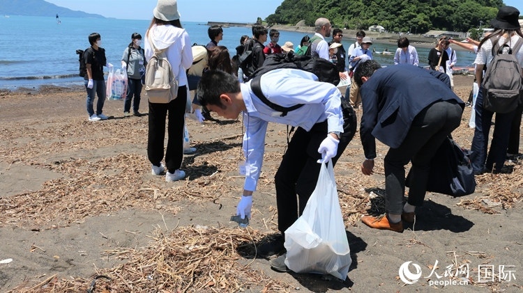 學(xué)生們體驗(yàn)海岸清掃。人民網(wǎng) 許可攝