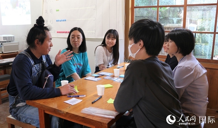 通過卡片游戲，模擬如何解決海洋垃圾問題。人民網(wǎng) 許可攝