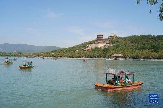 6月22日，游人在北京頤和園乘坐游船。新華社記者 任超 攝