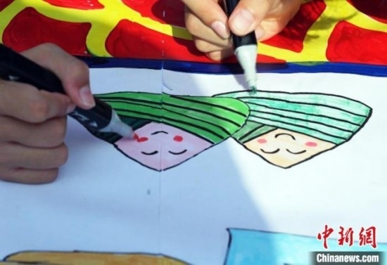 圖為長(zhǎng)卷繪畫現(xiàn)場(chǎng)。 興業(yè)縣融媒體中心供圖