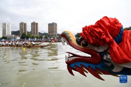 6月23日，在貴州省黔東南苗族侗族自治州施秉縣舉行的獨木龍舟節(jié)上，獨木龍舟進行比賽。