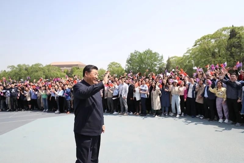 2021年4月19日，在清華大學(xué)建校110周年校慶日即將來臨之際，習(xí)近平來到清華大學(xué)考察。圖為習(xí)近平離開學(xué)校時，同師生們揮手致意。新華社記者 鞠鵬 攝