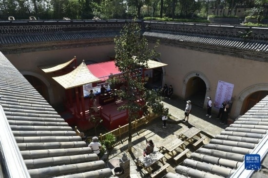 6月23日，游人在三門峽市陜州地坑院景區(qū)內(nèi)游覽。