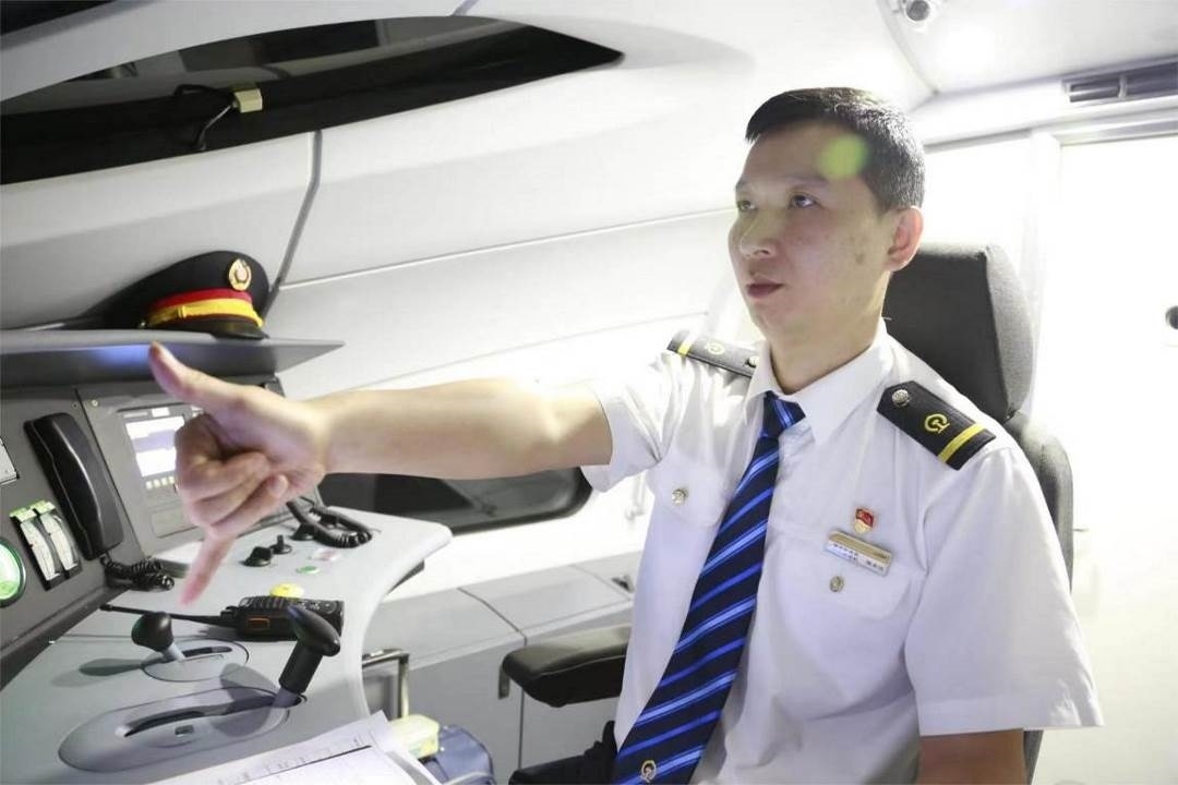 陳承儀駕駛動車組列車執(zhí)行標(biāo)準(zhǔn)作業(yè)。陳巍攝