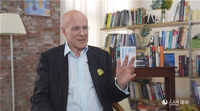 西蒙·溫切斯特接受人民網(wǎng)采訪。人民網(wǎng)記者 劉寧攝