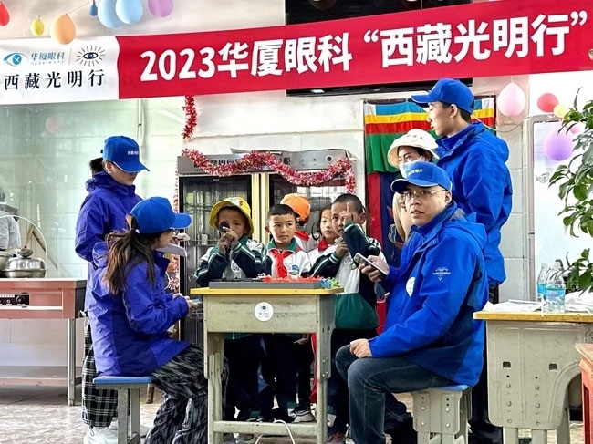 華廈眼科醫(yī)務(wù)人員對(duì)當(dāng)?shù)厣倌陜和M(jìn)行近視、弱視、斜視篩查。人民網(wǎng)記者 李棟攝