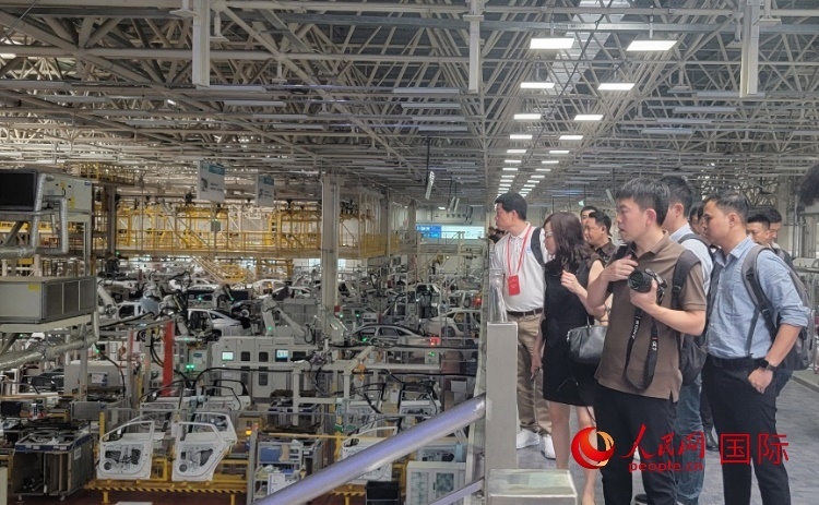 外媒記者在廣汽埃安車間參觀。人民網(wǎng) 寧玉瑛攝