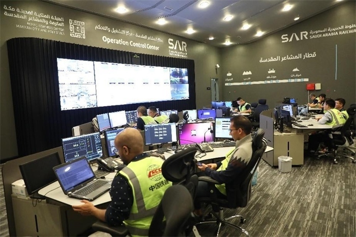 中外工作人員在控制室工作。中國鐵建供圖