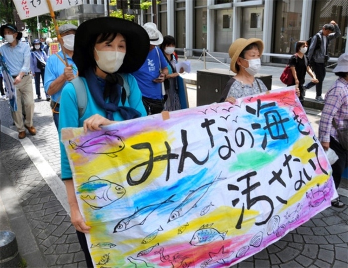 2023年6月20日，日本民眾在福島縣政府周圍舉行抗議活動，強(qiáng)烈反對核污水排海計劃，呼吁保護(hù)漁業(yè)資源。圖片來源：《朝日新聞》