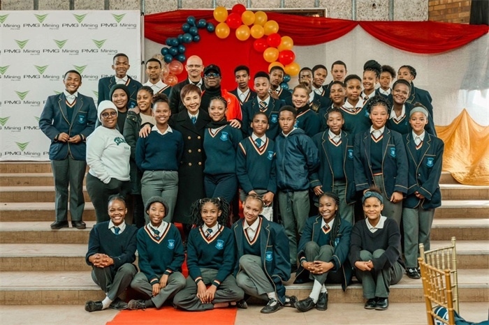Blinkklip高中的學(xué)生們。（圖片來源：廣西大錳南非PMG礦業(yè)有限公司）