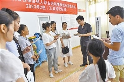  圖③：法院干警現(xiàn)場(chǎng)指導(dǎo)鄉(xiāng)村“代理家長(zhǎng)”如何正確管護(hù)留守兒童。