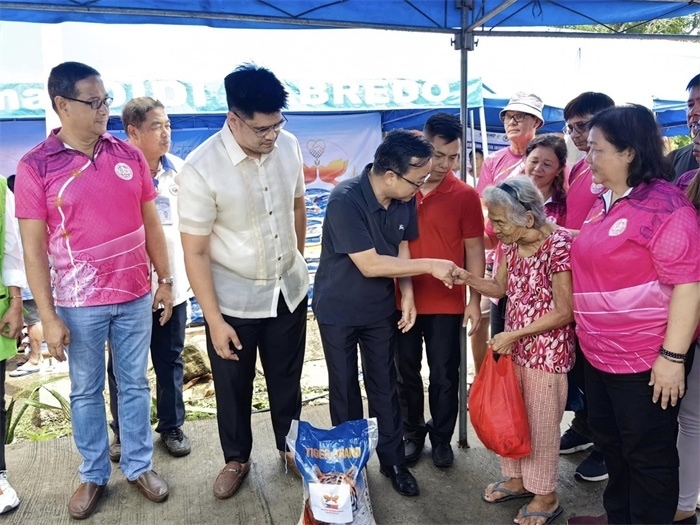 中國(guó)駐菲律賓大使館向部分馬榮火山受災(zāi)家庭分發(fā)賑災(zāi)物資。中國(guó)駐菲律賓大使館供圖