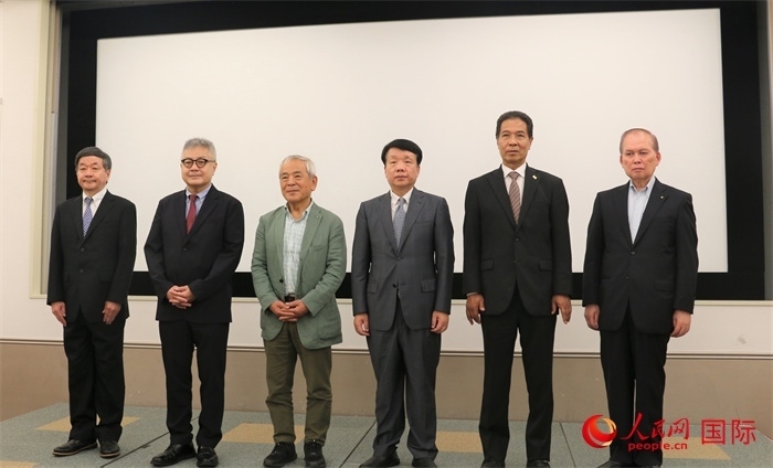 主辦方與嘉賓合影。（人民網(wǎng) 許可攝）