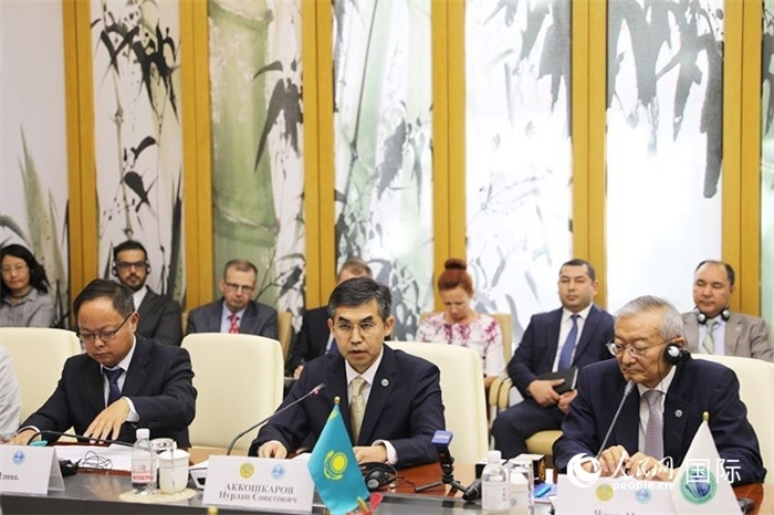 哈薩克斯坦常駐上合組織秘書處代表努爾蘭·阿科什卡羅夫介紹哈薩克斯坦接任輪值主席國后的優(yōu)先工作。人民網(wǎng) 俄布拉依攝