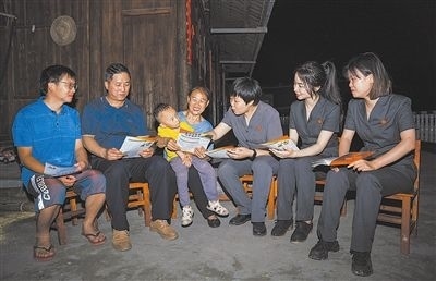 “法治屋場(chǎng)會(huì)”上，法院黨員志愿服務(wù)隊(duì)在給種植戶普及法律知識(shí)。