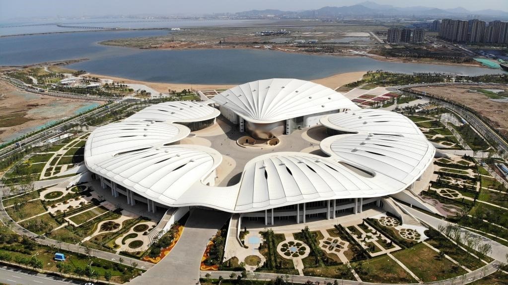 位于中國(guó)－上海合作組織地方經(jīng)貿(mào)合作示范區(qū)的青島·上合之珠國(guó)際博覽中心。新華社記者 李紫恒 攝