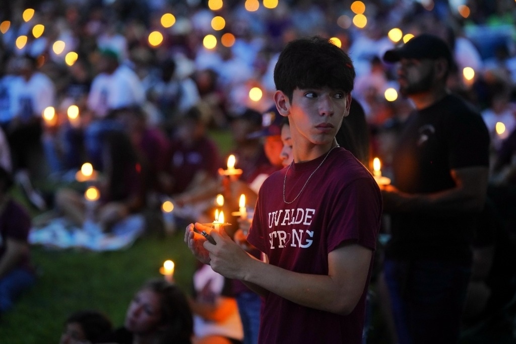 5月24日，在美國(guó)得克薩斯州小城尤瓦爾迪，人們參加守夜儀式悼念校園槍擊遇害者。當(dāng)日是美國(guó)尤瓦爾迪大規(guī)模校園槍擊事件一周年。新華社記者吳曉凌攝