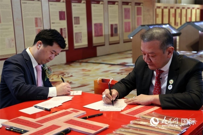 觀眾在展覽現(xiàn)場(chǎng)設(shè)置的體驗(yàn)區(qū)手寫(xiě)“批信”。人民網(wǎng)記者楊一攝