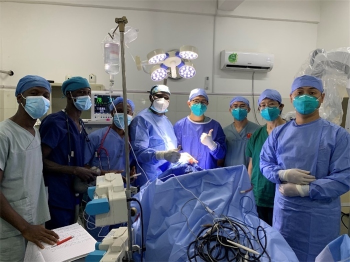 腦膿腫手術(shù)成功，全體參與手術(shù)的醫(yī)務(wù)工作者合影留念。中國第二十九批援幾內(nèi)亞醫(yī)療隊供圖