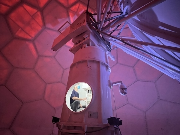 寧德國家天氣雷達站工作人員正在清洗雷達滑環(huán)。人民網(wǎng)高清揚攝