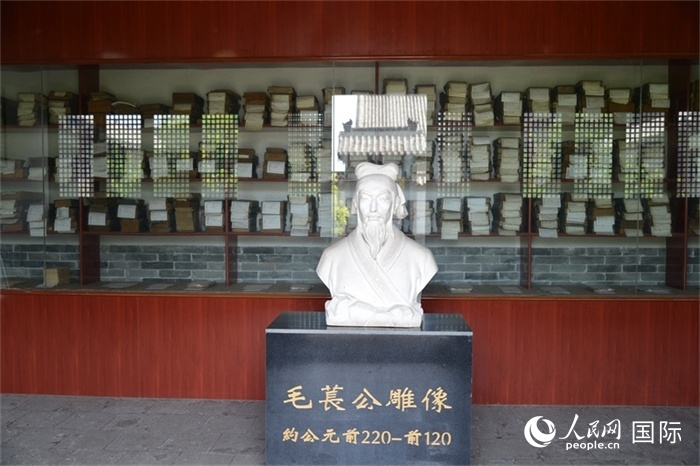 河間詩經(jīng)齋毛萇雕像。雕像后書櫥中陳列的是歷代各版本《詩經(jīng)》及譯本。 人民網(wǎng) 趙昭攝