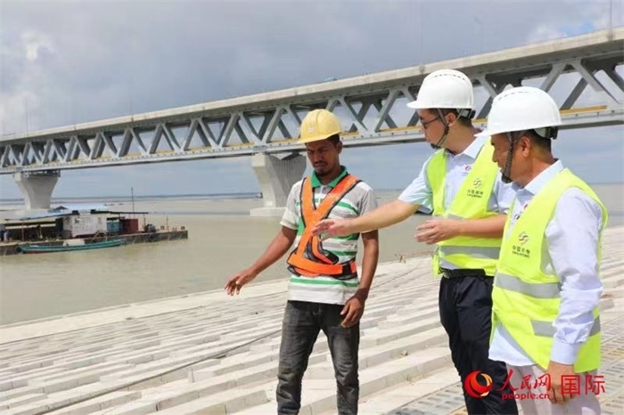 孟加拉國帕德瑪大橋河道整治工程北岸整治區(qū)域長1.5千米，南岸長11.5千米，是目前世界上規(guī)模最大的河道整治工程。人民網記者 孫廣勇攝