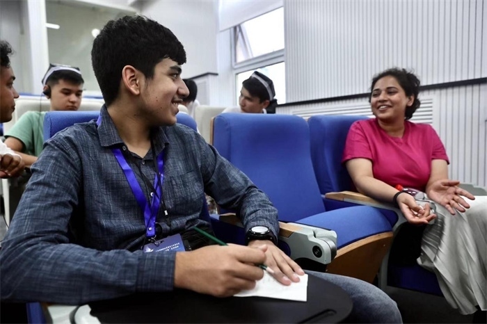 “上合小記者”在中國傳媒大學(xué)外語學(xué)院采訪留學(xué)生。中新社供圖