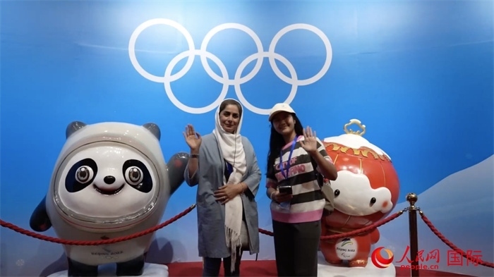 “上合小記者”與2022北京冬奧會吉祥物合影。實習(xí)生 方明軒攝