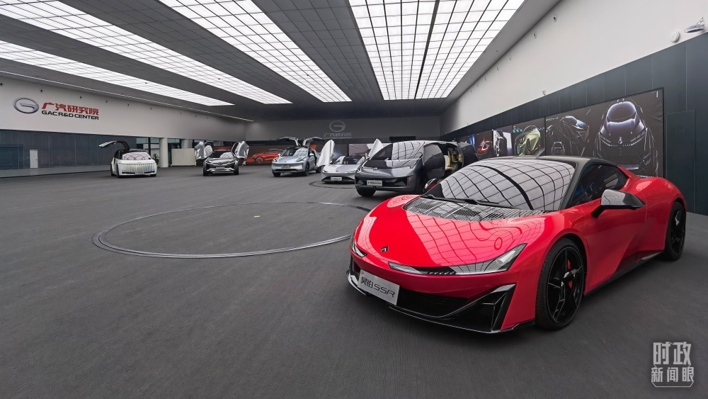 今年4月，習(xí)近平考察廣汽埃安新能源汽車(chē)股份有限公司，了解企業(yè)推動(dòng)制造業(yè)高端化、智能化、綠色化等情況。（總臺(tái)央視記者石丞拍攝）