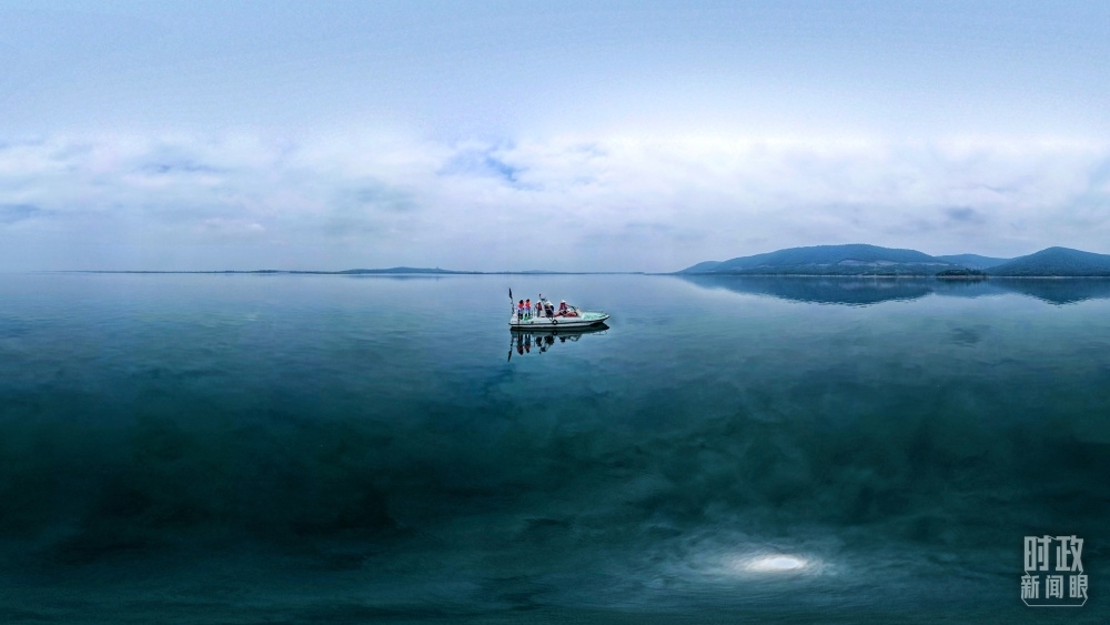 丹江口水庫(kù)，工作人員正在采集水樣。（總臺(tái)國(guó)廣記者李晉拍攝）