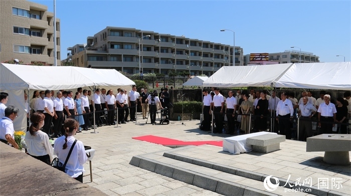 參加紀(jì)念活動者全體起立默禱。人民網(wǎng) 許可攝