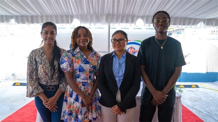 四名獲得中海油獎學(xué)金的學(xué)生合影。中海油圭亞那有限公司供圖