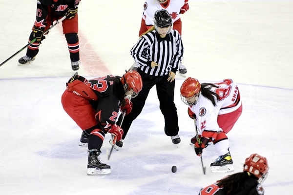 北京隊(duì)球員呂悅(左)與上海隊(duì)球員黃滟爭球。人民網(wǎng)記者 胡雪蓉?cái)z