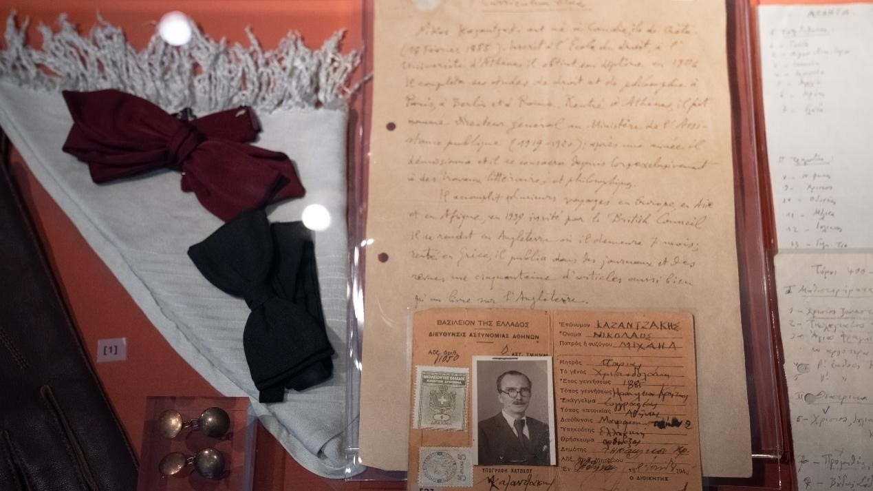 卡贊扎基斯的法語(yǔ)簡(jiǎn)歷。人民網(wǎng)記者 葛泰佚攝